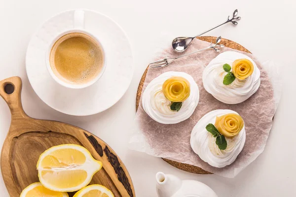 Sobremesa de pavlova festiva leve feita de merengue, curte de limão e chantilly — Fotografia de Stock