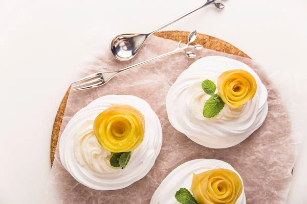 Léger dessert pavlova festif à base de meringue, kurt de citron et crème fouettée — Photo