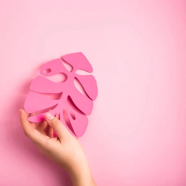 Hojas de papel rosa brillante sobre rosa claro — Foto de Stock