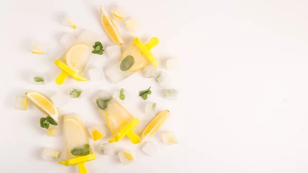 Crème glacée au citron végétalien naturel à la menthe — Photo