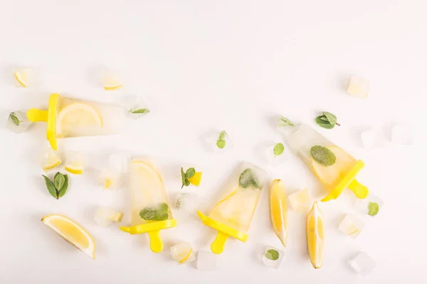 Helado de limón vegano natural con menta — Foto de Stock