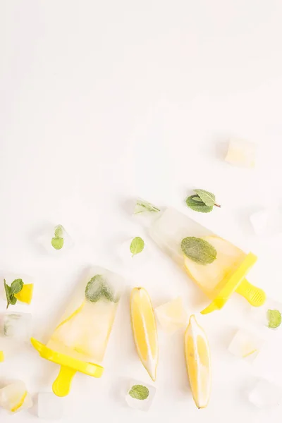 Helado de limón vegano natural con menta — Foto de Stock