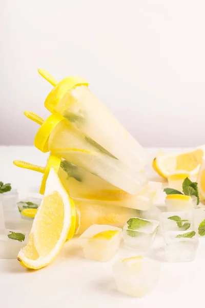 自然菜食主義者レモン ミントのアイスクリーム — ストック写真