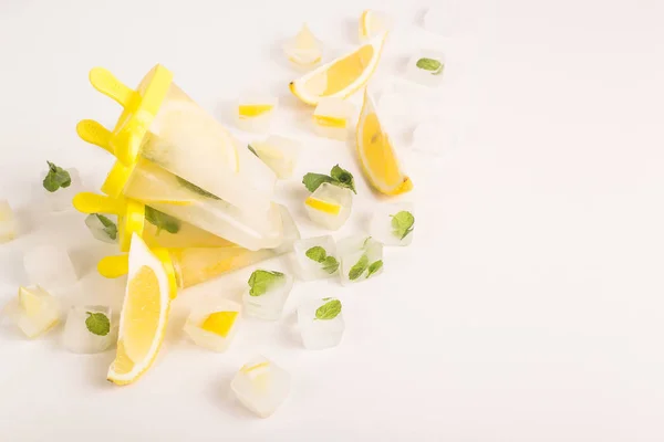 Crème glacée au citron végétalien naturel à la menthe — Photo