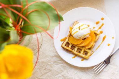 Güzel festival Belçika waffle kahvaltı yanındaki Sarı Lale