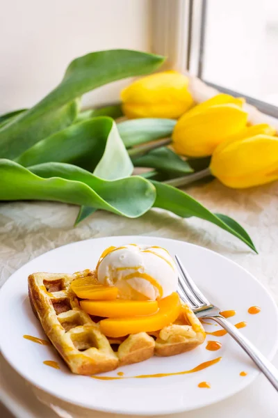 Mooie feestelijke Belgische wafel ontbijt naast een gele tulp — Stockfoto