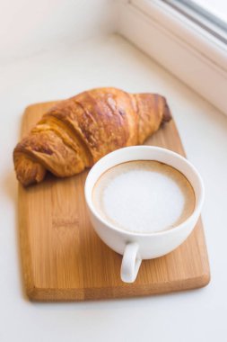 Geleneksel Fransız kahvaltı taze kruvasan ve kahve