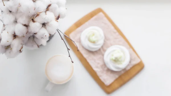 Postre bajo en calorías Pavlova con una taza de café — Foto de Stock