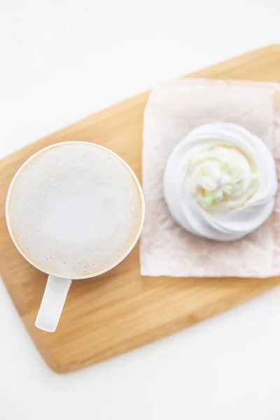 Sobremesa de baixa caloria Pavlova com uma xícara de café — Fotografia de Stock