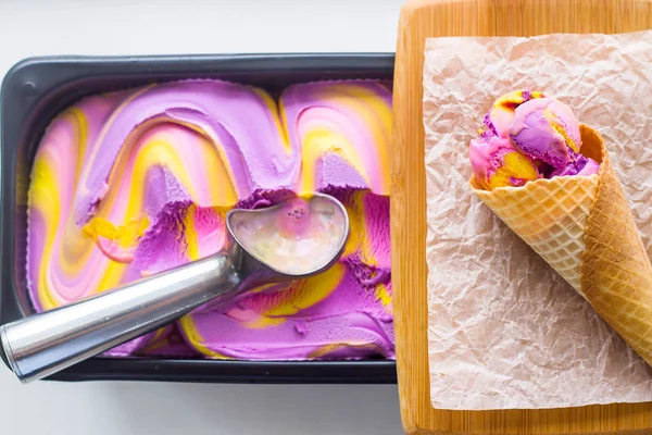 Яркий современный летний десерт - неоновое мороженое со вкусом жвачки — стоковое фото
