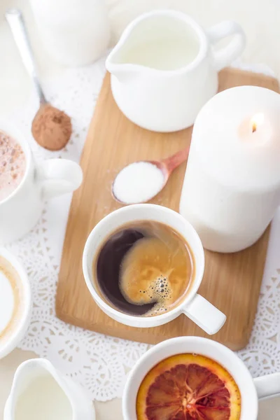 Flera olika varma drycker på vita bordet - kafé-menyn — Stockfoto