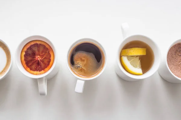 Beberapa minuman panas yang berbeda di meja putih menu warung kopi — Stok Foto