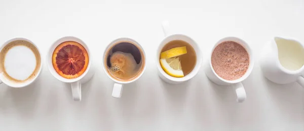 Várias bebidas quentes diferentes na mesa branca - menu de café — Fotografia de Stock