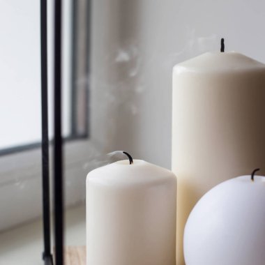 Beyaz ev dekorasyonu ve iç mumlar ile