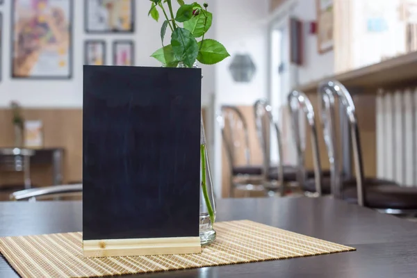 Quadro-negro em uma mesa em um café — Fotografia de Stock