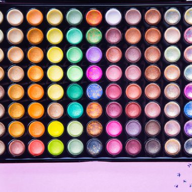 Modern parlak göz makyajı kavramı - gölgeler çeşitli