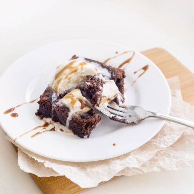 Bir fincan kahve - kek ve dondurma ile klasik çikolata tatlı