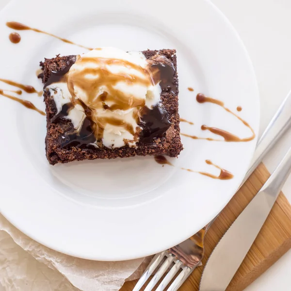 Klasický čokoládový dezert s šálkem kávy - sušenky a zmrzlinu — Stock fotografie