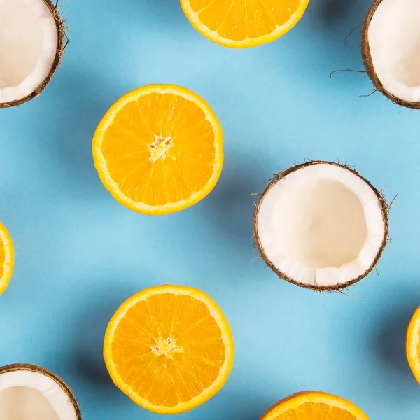 Jugosas Mitades Naranjas Maduras Coco Blanco Abierto Sobre Patrón Fondo — Foto de Stock