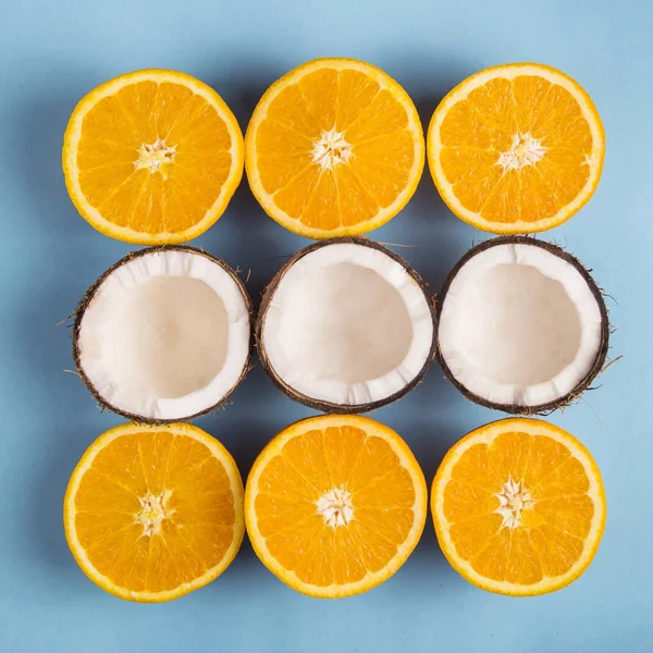 Naranjas Maduras Jugosas Mitades Coco Blanco Alineadas Con Cuadrado Sobre — Foto de Stock