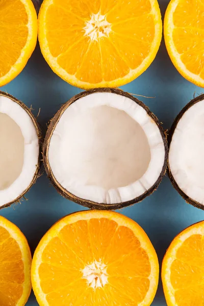 Una Mitad Coco Blanco Entre Las Jugosas Mitades Naranjas Concepto — Foto de Stock