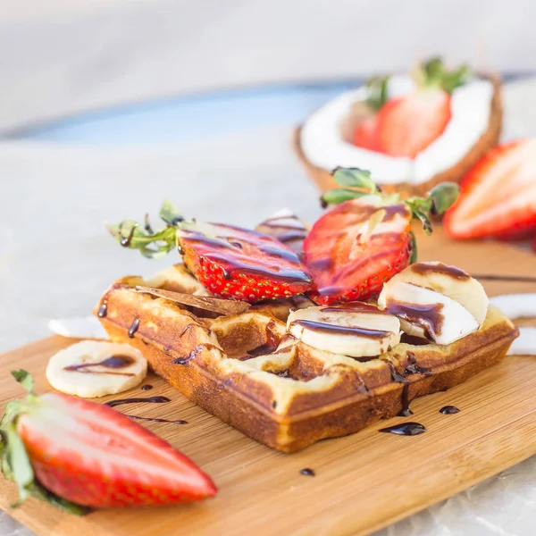 Belgische Wafel Met Fruit Chocoladesaus Prachtig Geserveerd Een Houten Plank — Stockfoto