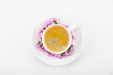 Beyaz fincan kurutulmuş çiçek pembe çiçekli kahve beyaz bir tablo. Minimalizm. Üstten Görünüm, düz yatıyordu