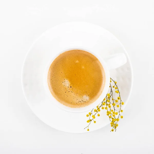 Xícara Branca Café Uma Mesa Branca Com Flores Mimosa Amarelas — Fotografia de Stock