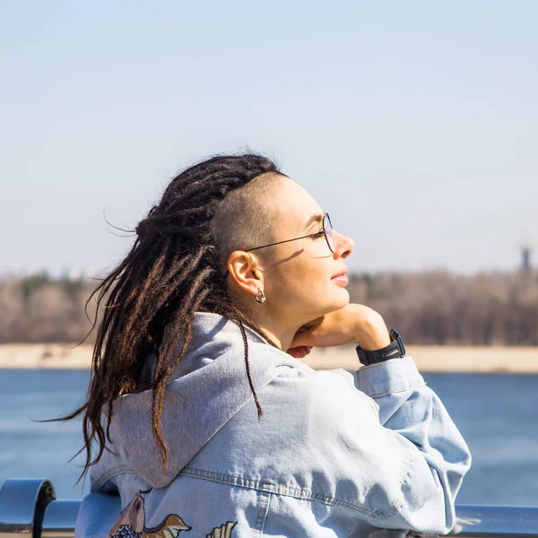 Menina bonita na moda moderna sozinha em um passeio de primavera pelo rio — Fotografia de Stock