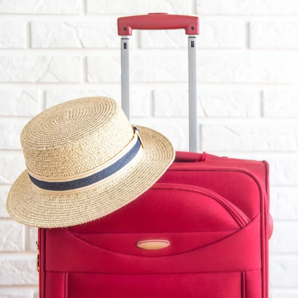 Konsep bagasi sebelum bepergian. Persiapan untuk berlibur ke luar negeri — Stok Foto