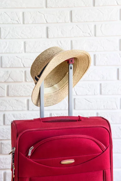 Conceito de bagagem antes de viajar. Preparativos para férias no estrangeiro — Fotografia de Stock