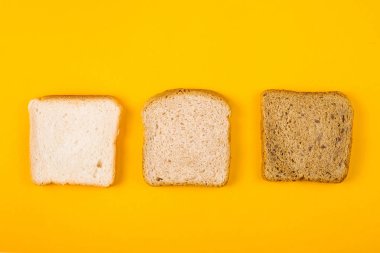Kahvaltıda tost ekmek çeşitleri. Sarı üzerinde minimalizm