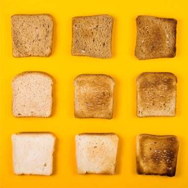 Kahvaltıda tost ekmek çeşitleri. Sarı üzerinde minimalizm