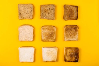 Kahvaltıda tost ekmek çeşitleri. Sarı üzerinde minimalizm