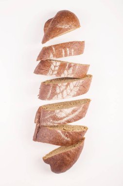 Beyaz arka planda taze güzel pişirme ekmek kavramı