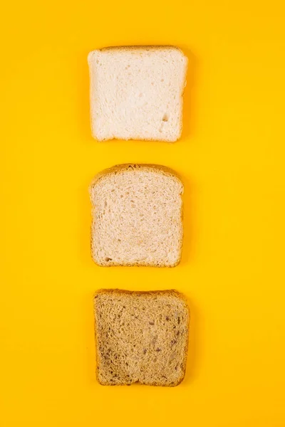 Una selección de pan tostado para el desayuno. Minimalismo en amarillo — Foto de Stock