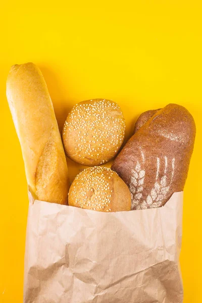 Kağıt çanta konseptinde taze ekmek satın alma — Stok fotoğraf
