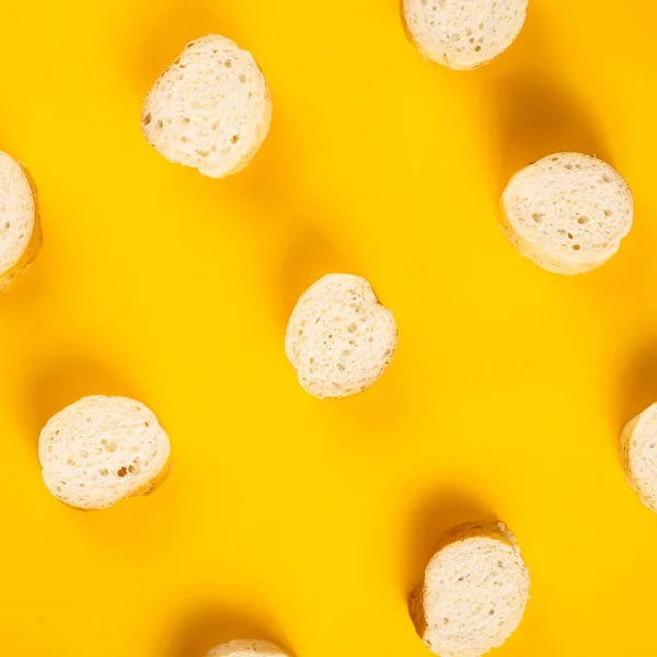 Pasteles tradicionales franceses baguette blanca en un minimalis moderno — Foto de Stock
