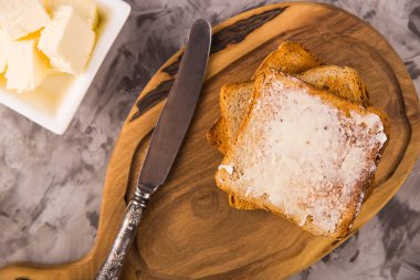 Geleneksel ürünlerden oluşan sade kahvaltı-tereyağlı tost