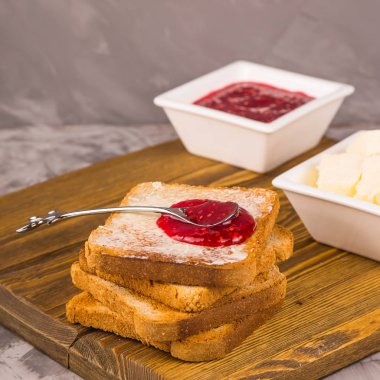 Geleneksel ürünlerden oluşan sade kahvaltı-tereyağı ile tost ve
