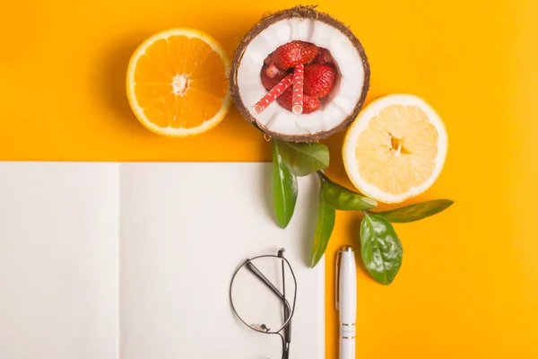 Diseño del lugar de trabajo de verano con bloc de notas y fruta — Foto de Stock