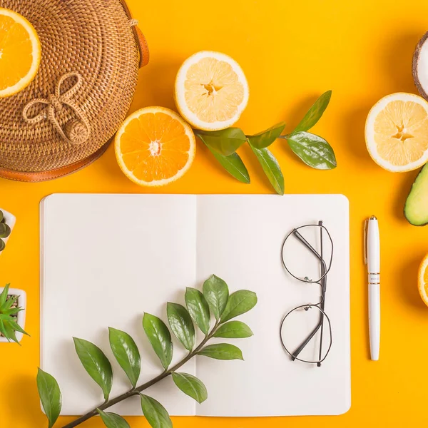 Diseño del lugar de trabajo de verano con bloc de notas y fruta — Foto de Stock