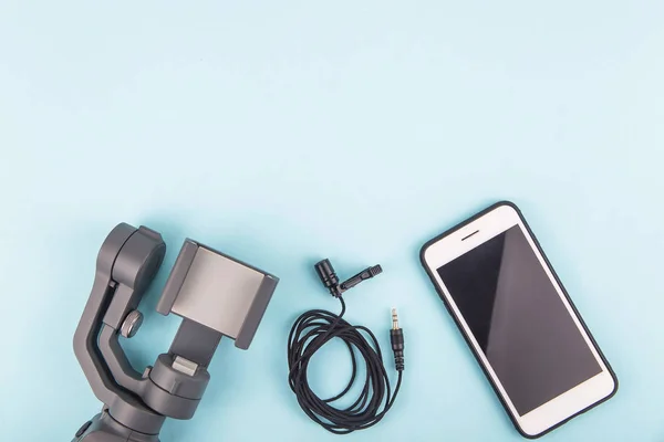 Moderno conjunto simple de equipos para la filmación de vídeo en un smartphon — Foto de Stock