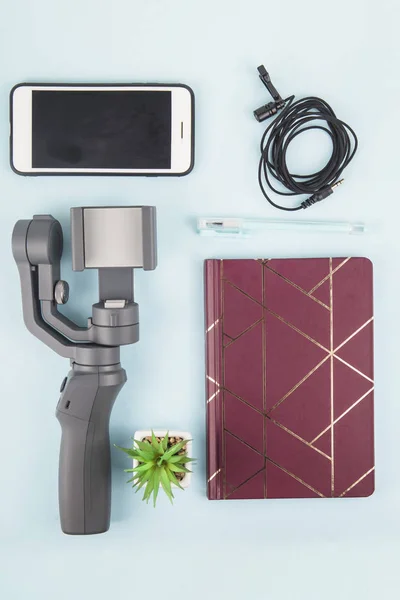 Moderno conjunto simple de equipos para la filmación de vídeo en un smartphon — Foto de Stock