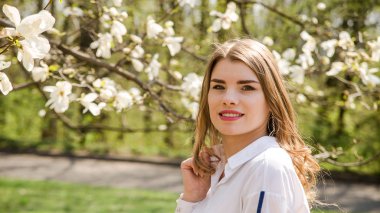 Doğa ve çiçekli ağaçların tadını çıkarma bahar konsepti