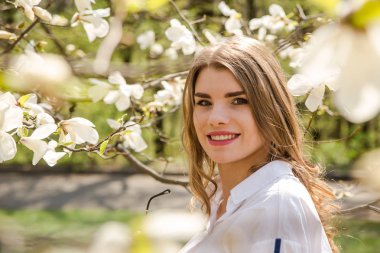 Doğa ve çiçekli ağaçların tadını çıkarma bahar konsepti