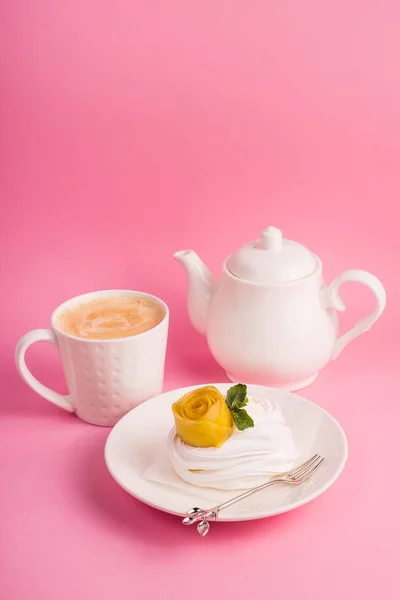 Delicado postre natural ligero bajo en calorías de merengue - pavlo — Foto de Stock