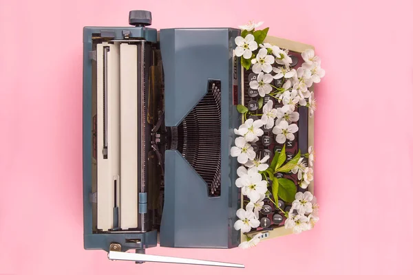 Machine à écrire dans le style de vie moderne d'un écrivain, journaliste o — Photo
