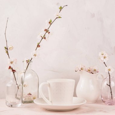 Dokulu arka plan ile nazik ışık minimalist natürmort