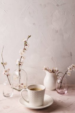 Dokulu arka plan ile nazik ışık minimalist natürmort